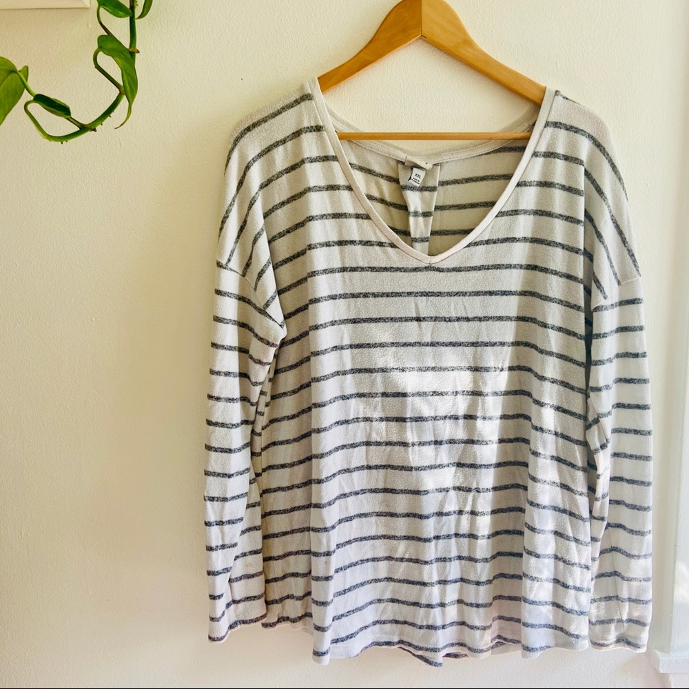 5/$25 XXL Light Sweater Top Gray Striped